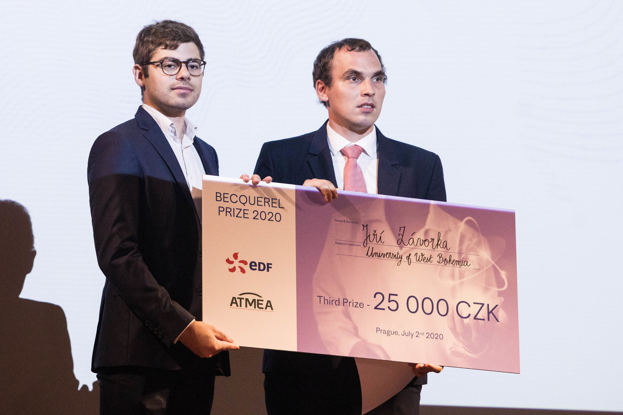 Jiří Závorka (vpravo) přebírá Cenu Bequerel. Jiří Závorka (vpravo) přebírá Cenu Bequerel.